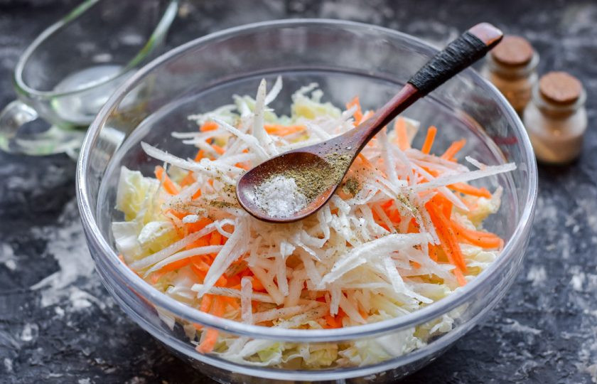 1. Этап. Салат с пекинской капустой и дайконом: Добавьте в салат соль и молотый перец.