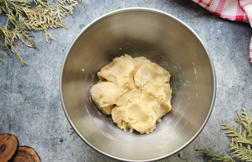 1. Этап. Торт с песочными коржами и безе: Муку смешайте с разрыхлителем и просейте в миску с желтками. Быстро замесите мягкое тесто, заверните в пленку и уберите в холодильник на 30 минут.