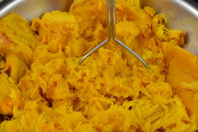 1. Этап. Пюре из тыквы: Тыкву нарезаем на небольшие кусочки, кладем в чашу кухонного комбайна и измельчаем до состояния однородного пюре. Измельчить можно и при помощи миксера.