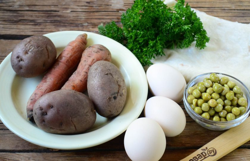 1. Этап. Салат Оливье в лаваше: Подготовьте все необходимые ингредиенты. Картофель и морковь отварите до готовности, охладите и очистите. Яйца отварите вкрутую и также очистите.