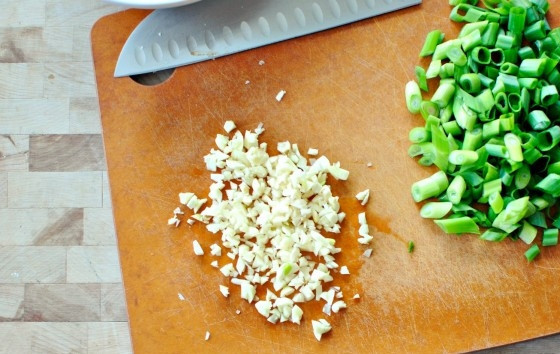 1. Этап. Жареный пряный рис: 1. Для начала отварите рис до готовности. Затем мелко нарубите чеснок и зелёные части лука.