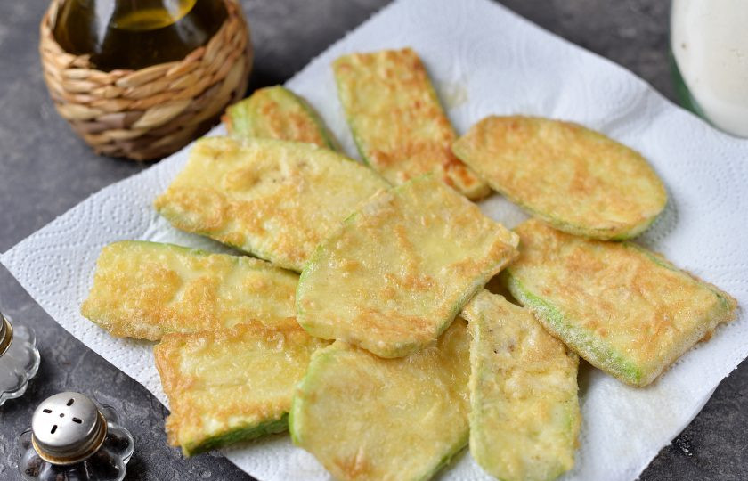 1. Этап. Сэндвичи из кабачков с сыром: Обжаренные кабачки обязательно выложите на бумажные полотенца, чтобы убрать лишнее масло.