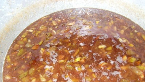 1. Этап. Варенье из груш с гвоздикой: Три раза с перерывами в 15 минут доводим массу до кипения. Во время последней варки добавляем гвоздику и корицу.