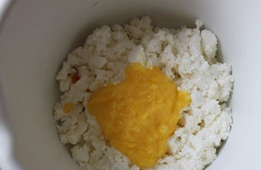 1. Этап. Пирог из моркови и творога: 4. Протрите творог через сито или разомните вилкой. Соедините с сахаром и желтком. Тщательно перемешайте. Туда же влейте масло.