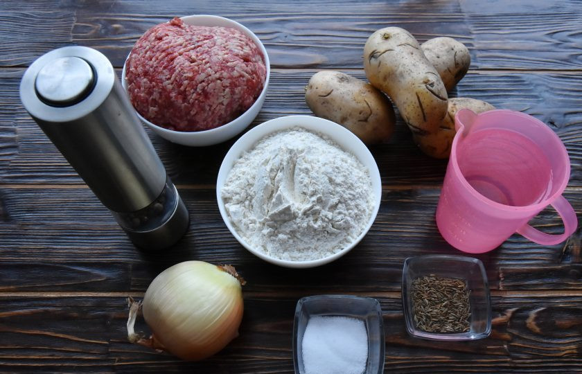 1. Этап. Табасаранское чуду: Для приготовления чуду подготовим ингредиенты. Для пресного теста потребуются только вода, мука и соль. Для начинки возьмите мясной фарш, картофель, соль, черный молотый перец и лук.
