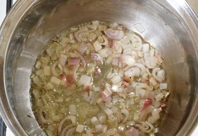 1. Этап. Постные равиоли: Обжариваем лук на растительном масле до прозрачности.