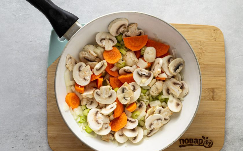 1. Этап. Овощное рагу без масла: Разогрейте сковороду и обжарьте репчатый лук, чеснок, морковь, сельдерей и грибы минут 5-8 без масла, пока овощи не станут мягкими. Если овощи выделяют не слишком много жидкости, то подлейте немного воды или овощного бульона в сковороду, чтобы они не прилипали.