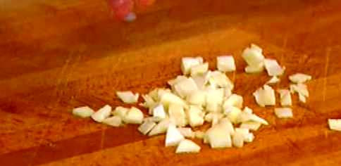 1. Этап. Баранина тушеная с капустой: 3. Чеснок очищаем и мелко рубим.