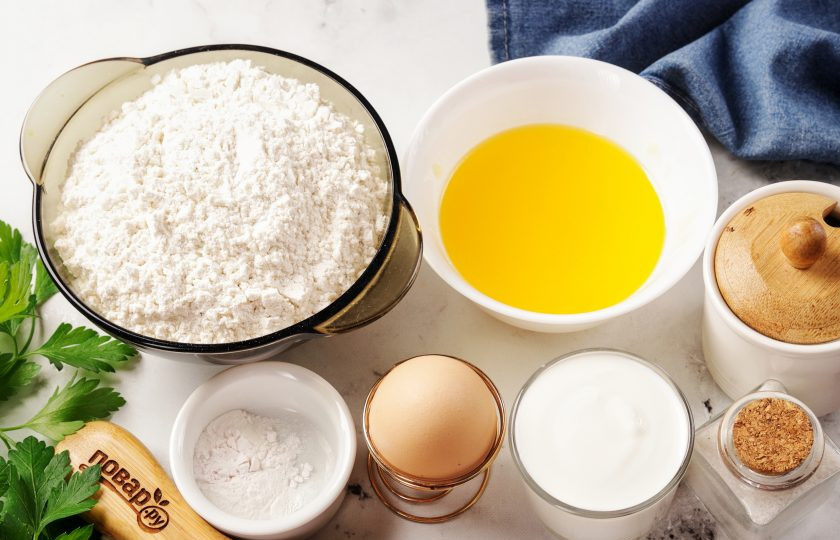 1. Этап. Пирожки на сметане в духовке: Подготовьте все ингредиенты для приготовления теста. Сливочное масло растопите и дайте ему немного остыть.