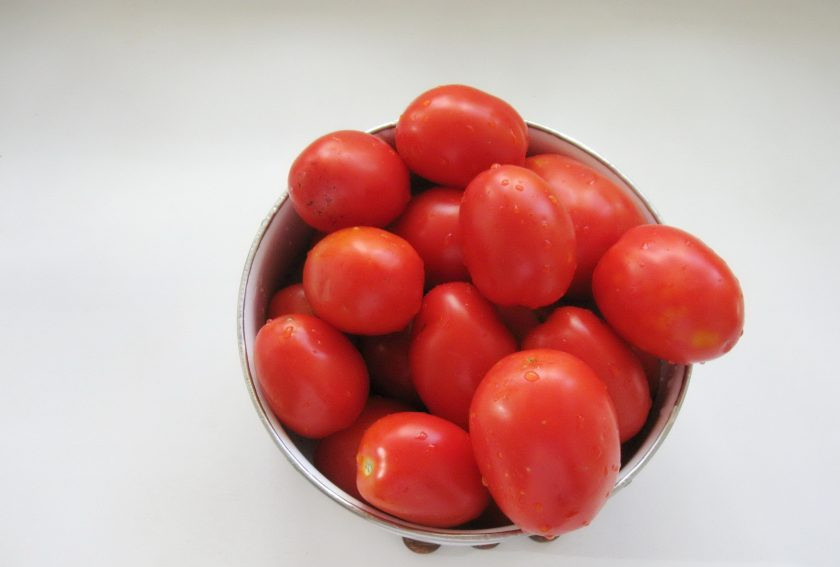 1. Этап. Томатный морс на зиму: Помидоры помойте.