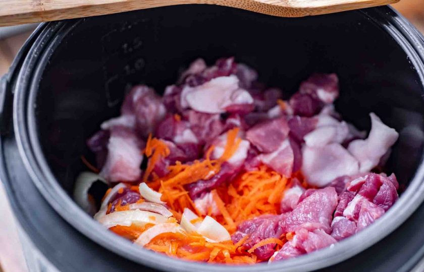 1. Этап. Бигус с черносливом в мультиварке: В чашу мультиварки залейте растительное масло, выложите лук, морковь, мясо. Включите режим 