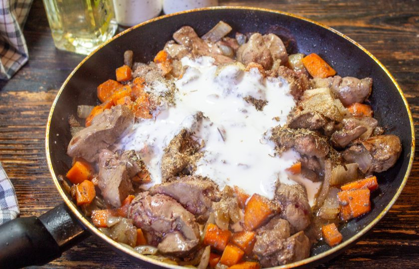 1. Этап. Паштет с инжиром: Влейте сливки и тушите при небольшом нагреве, накрыв крышкой 5-7 минут.