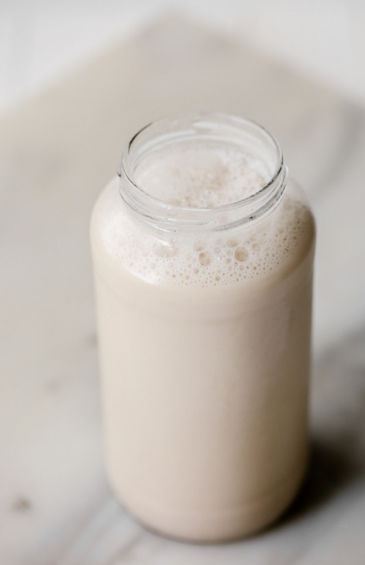 1. Этап. Гречневое молоко: Затем снова влейте молоко в чашу блендера, добавьте остальные ингредиенты и взбивайте 2-3 минуты. Молоко готово!