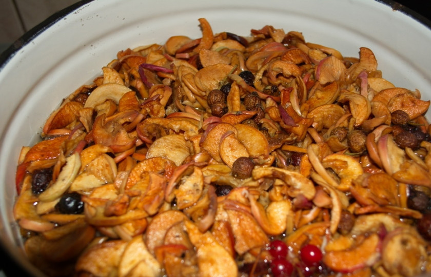 1. Этап. Компот из калины и яблок: Заливаем все водой. Ставим на огонь, и даем закипеть. После закипания варим еще 10-15 минут. Сушка должна хорошо вывариться.