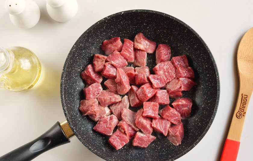 1. Этап. Тушеная телятина с подливкой: На растительном масле обжарьте быстро мясо, огонь большой.