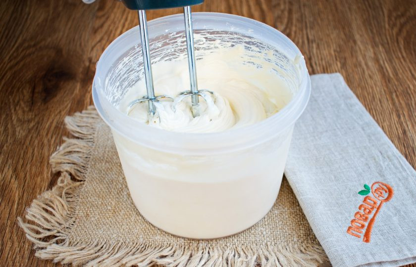 1. Этап. Масло из козьего молока: Переложите загустевшие сливки в чашу с высокими стенками. Взбивайте их миксером в течение 5 минут.