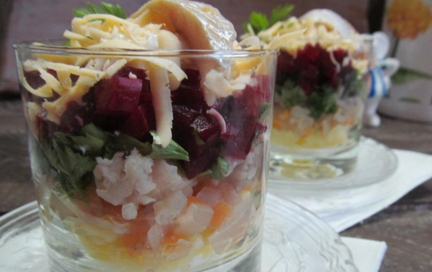 1. Этап. Селедка под шубой с маринованным луком: Сверху присыпаем тертым сыром и украшаем остатками зелени. Приятного аппетита!