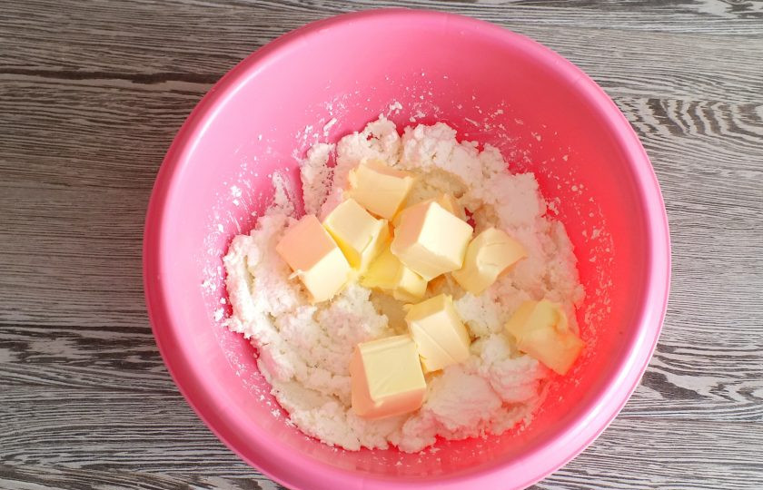 1. Этап. Пасха с вареной сгущенкой: Добавьте к творогу мягкое сливочное масло. Пробейте еще раз.