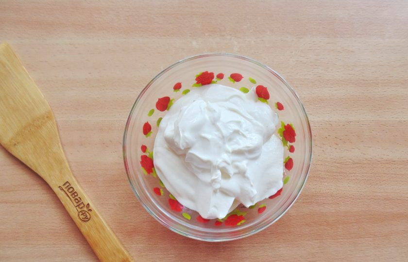 1. Этап. Торт Графские развалины с ананасами: Сахарную пудру перемешайте со сметаной. Крем для торта готов.