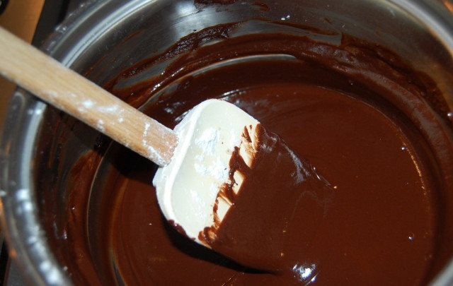 1. Этап. Торт Пьяная вишня классический: 7. Смешайте 2 ст. л. сахара со сметаной, добавьте 100 грамм сливочного масла и доведите полученную смесь до кипения. После закипания сразу снимите с огня, добавьте 1 ст. л. какао и 1 ч. л. коньяка. Хорошо перемешайте.