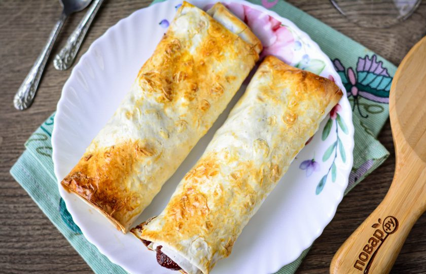 1. Этап. Рулет из лаваша с вареньем: Слегка остудите и подавайте к столу.