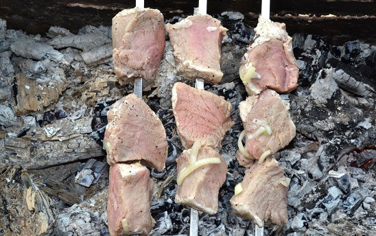 1. Этап. Шашлык с розмарином: И отправьте на угли.