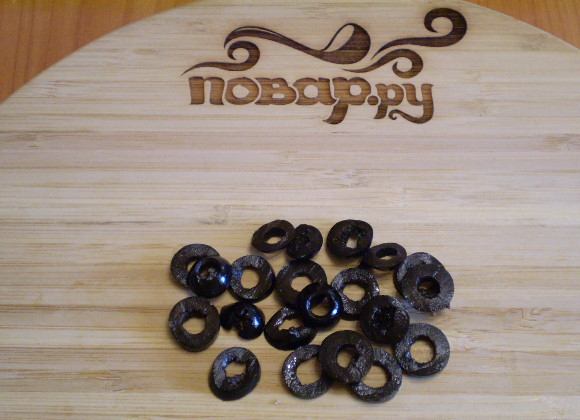 1. Этап. Куриные сердечки с помидорами: 5. Маслины порежьте кружочками.