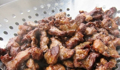 1. Этап. Мясо в воке: Обжаренное мясо выбираем из вока. Масло должно остаться в сковороде.