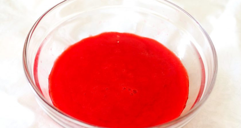 1. Этап. Малиновая «Зебра»: Пропустите измельчённую малину через мелкое сито для удаления косточек.