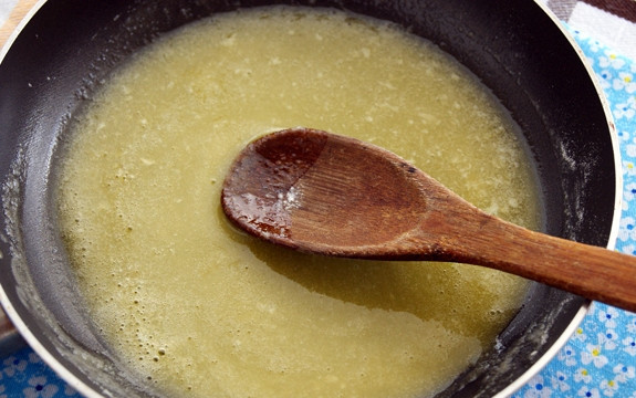 1. Этап. Шампиньоны в соусе Бешамель: 4. Всыпьте муку, перемешайте, чтобы не было комочков. Добавьте щепотку соли и при желании мускатный орех.