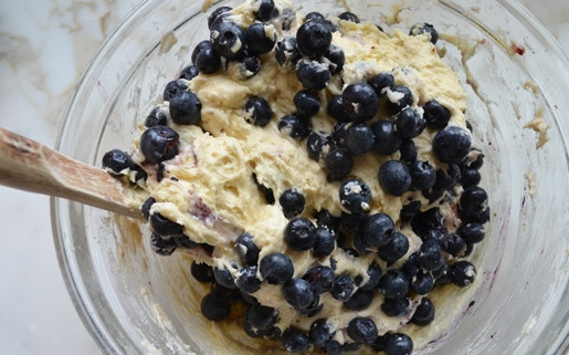 1. Этап. Маффины на молоке: 5. В данном случае маффины на молоке в домашних условиях дополнены черникой. Аккуратно перемешайте тесто, выложив ягоды. Старайтесь не раздавить их.