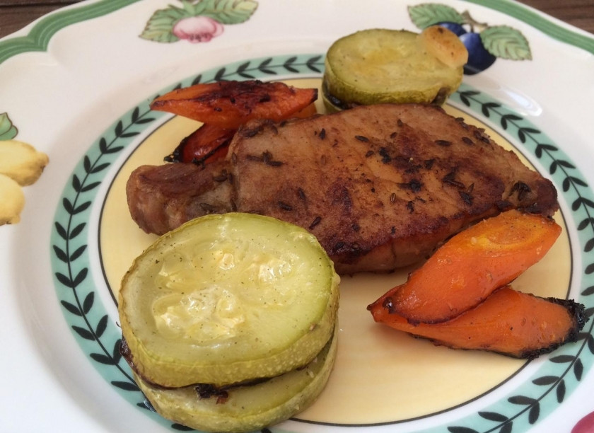 1. Этап. Стейк из свиной корейки: 8. Подаем стейк из свиной корейки в горячем виде. На гарнир можно приготовить любую кашу, картофель или овощи (как в данном случае).