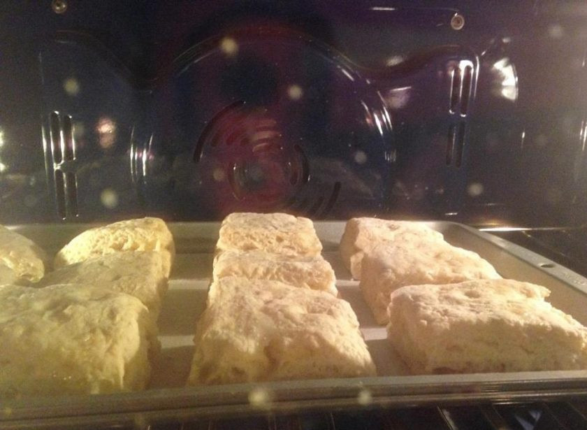 1. Этап. Воздушные слоечки Крем-чиз: Отправьте в разогретую до 220 градусов духовку на 12-15 минут. Слойки должны стать красивого золотистого цвета.