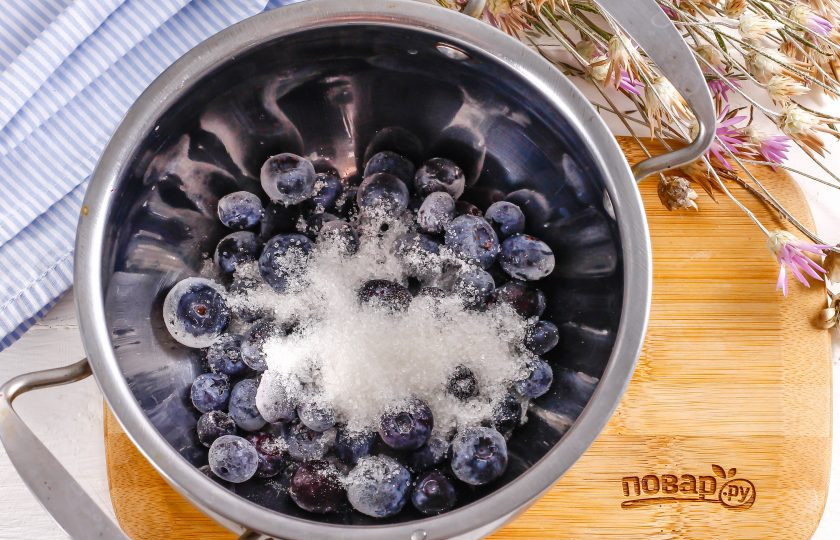 1. Этап. Кисель из голубики: Голубику промойте в воде, выложите в кастрюлю или ковш, всыпьте сахарный песок и влейте лимонный сок.