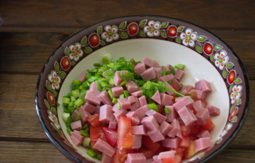 1. Этап. Салат Удачный: Измельчаем свежую зелень. У меня нашелся только лук.