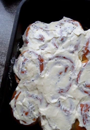 1. Этап. Булочки с грибами под сырной глазурью: Нанести глазурь на слегка остывшие булочки.