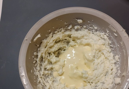 1. Этап. Суфле с творожным сыром: Выложить к творожному сыру и молочной массе.