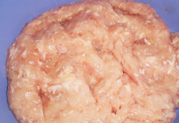 1. Этап. Куриный фарш: Пропустите куриное филе через мясорубку, либо измельчите в блендере.