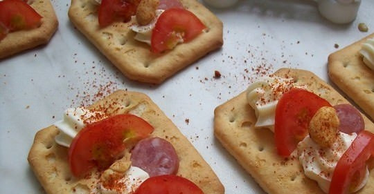 1. Этап. Закуска на крекерах с сыром и сосисками: Между 