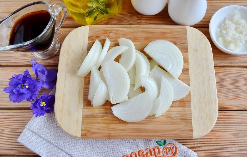 1. Этап. Ве-ча: Порежьте лук полукольцами. Отправьте к почти готовому мясу, перемешайте пару раз.