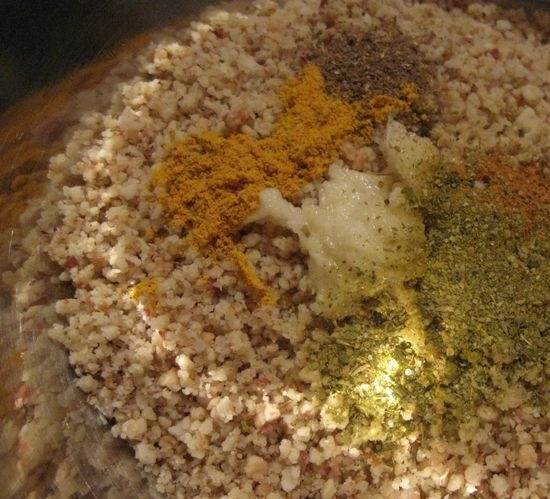 1. Этап. Ореховый соус для суши: 3. Добавляем измельченный чеснок и специи.