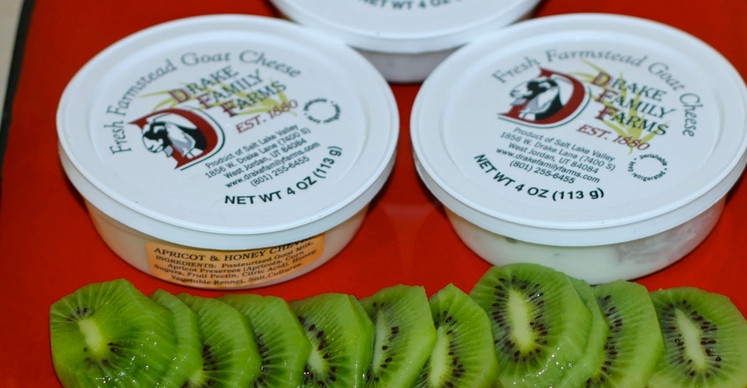 1. Этап. Салат из креветок с ананасами: 2. Киви я тоже порезала довольно крупно. Что касается сыра, то его можно добавлять больше или меньше, это уже как кому нравится.