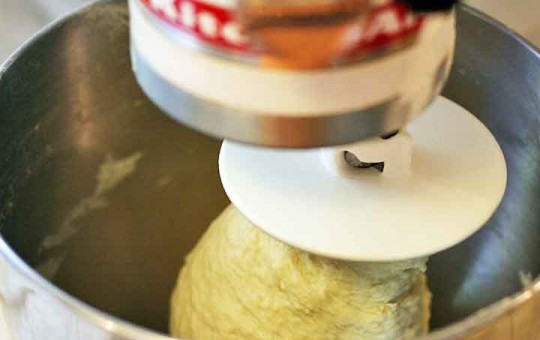 1. Этап. Тесто для пиццы: классический итальянский рецепт: В воду всыпьте дрожжи и дайте им заработать, оставьте минут на 5. Затем соедините воду с мукой, солью, сахаром и маслом, начните вымешивать специальной насадкой миксера или руками.