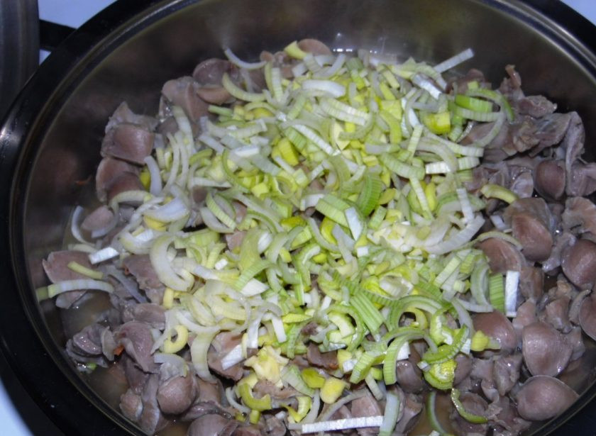 1. Этап. Куриные желудки, тушенные со сметаной: 3. Отварные желудочки нужно отправить на сковороду. Немного обжарив, добавьте к ним нашинкованный лук-порей.