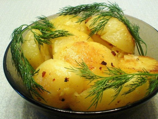 1. Этап. Картофель в рукаве для запекания: Готовым картофелем гарнировать мясо, рыбу или грибы. При желании - посыпать мелко нарубленной зеленью. Приятного аппетита!