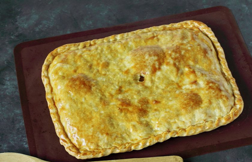 1. Этап. Пирог с тыквой и мясом: Готовый пирог с тыквой и мясом должен хорошо подрумяниться. Сбрызнете пирог водой и накройте полотенцем. Оставьте на 10-15 минут.