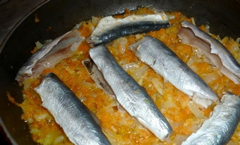 1. Этап. Салака тушеная: Помойте и выпотрошите салаку. Лучше отрезать головы. Выложите к овощам.