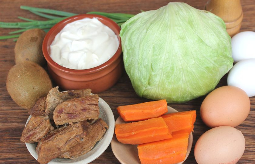 1. Этап. Салат с говядиной и киви: Подготовим ингредиенты. Говядину, морковь и яйца отвариваем заранее.