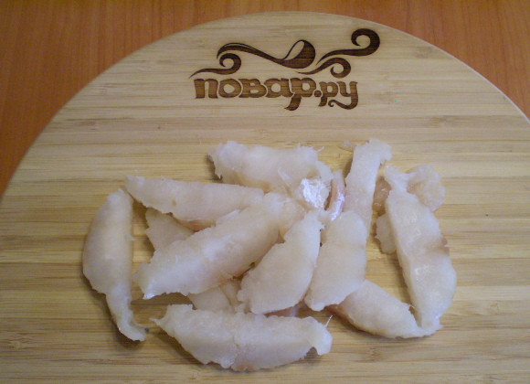 1. Этап. Суп рыбный с грибами: 5. Режем рыбу кусочками.