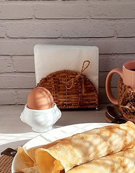 1. Этап. Мгновенная начинка для блинов № 3: Блины можно приготовить заранее или накануне. Блины нужны тонкие и D~20-24 см, чтобы при термической обработке сыр не вытек из них. На блин выкладываем сыр в пластинах плавленный для бургеров. Поверх сыра, на его край, кладём сосиску и заворачиваем блин в рулетик.